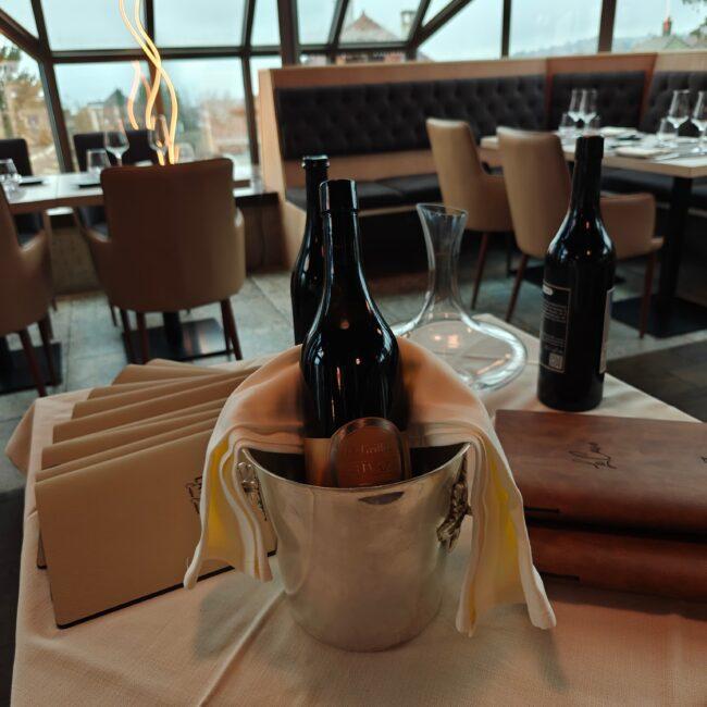 Chef Vincent Buquet préparant un plat au restaurant Auberge de Lavaux